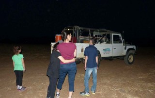 משפחה בתחילת טיול ג׳יפים בלילה פלגי בזלת