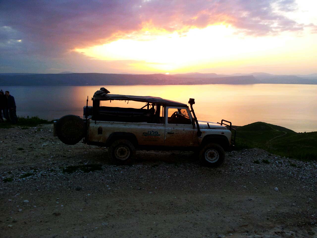 טיול ג׳יפים על רקע שקיעת השמש מעל אגם הכנרת פלגי בזלת
